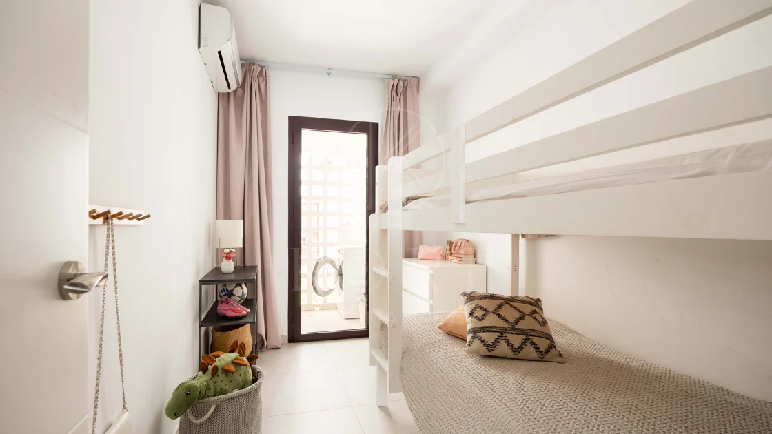 Luxury 3-bedroom apartment in Nueva Andalucía, close to the beach with sea views