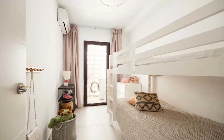 Apartamento de 3 dormitorios en Nueva Andalucía, cerca de la playa con vistas al mar