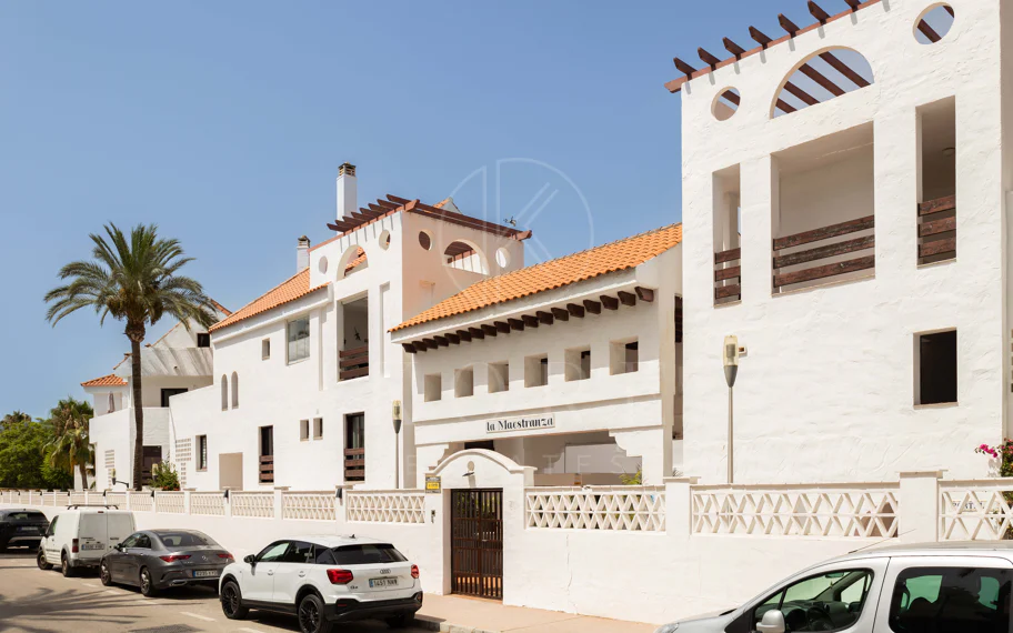 Apartamento de 3 dormitorios en Nueva Andalucía, cerca de la playa con vistas al mar