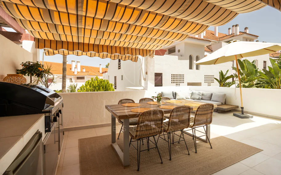 Apartamento de 3 dormitorios en Nueva Andalucía, cerca de la playa con vistas al mar