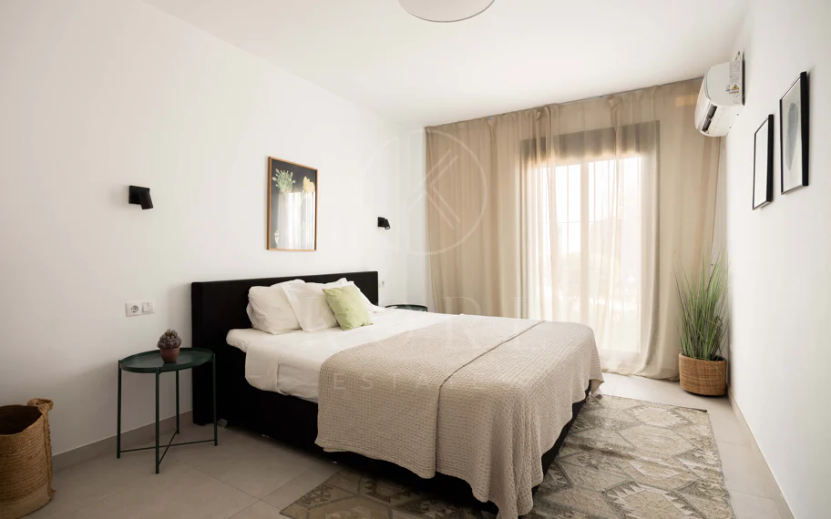 Apartamento de 3 dormitorios en Nueva Andalucía, cerca de la playa con vistas al mar