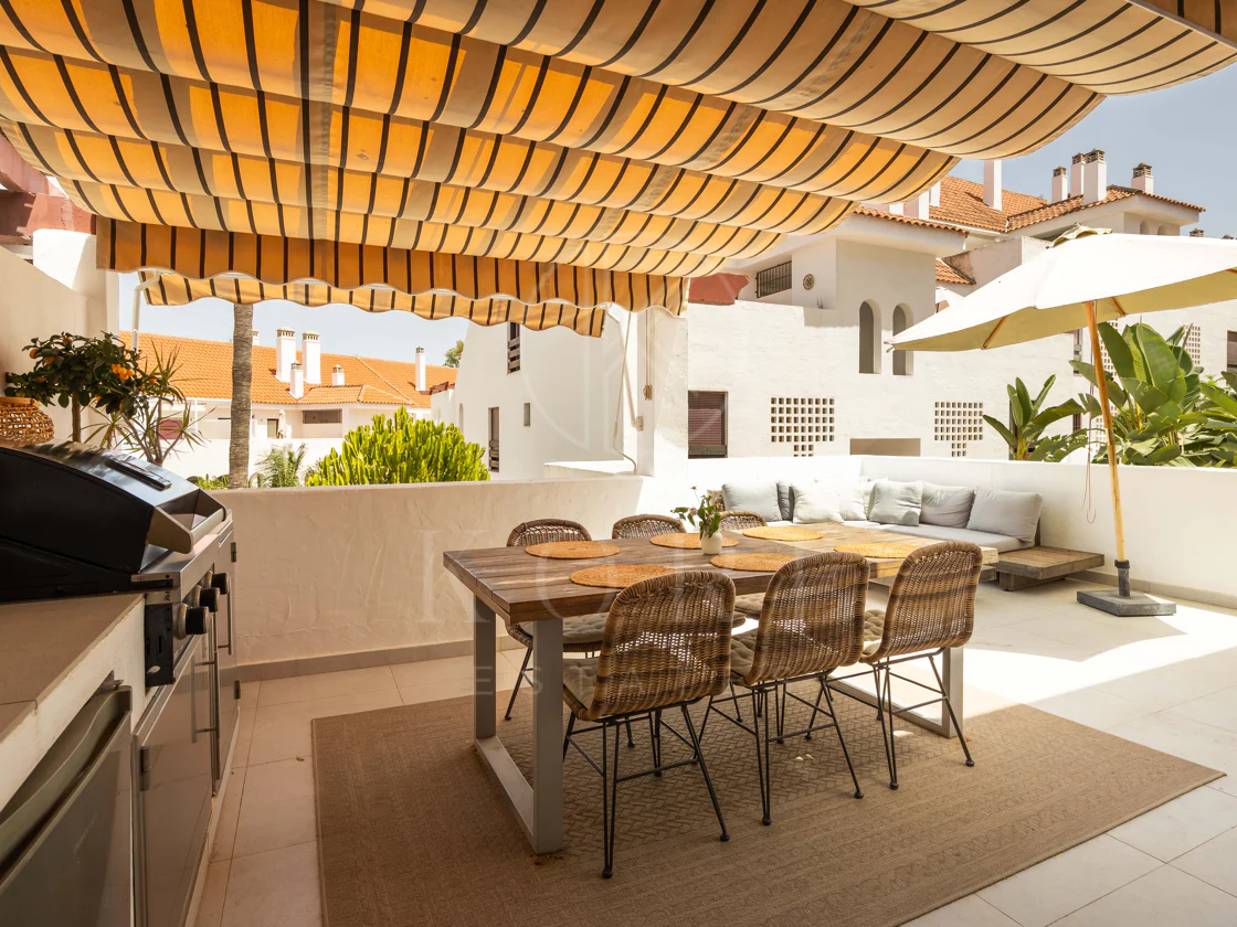 Apartament de lux cu 3 dormitoare în Nueva Andalucía, aproape de plajă, cu vedere la mare