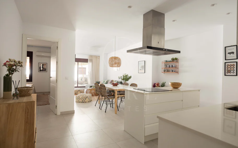 Apartamento de 3 dormitorios en Nueva Andalucía, cerca de la playa con vistas al mar