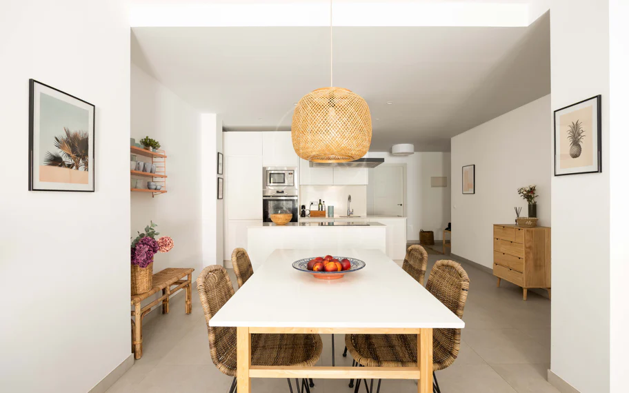 Apartamento de 3 dormitorios en Nueva Andalucía, cerca de la playa con vistas al mar