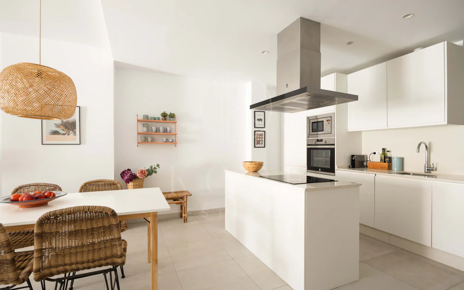 Apartamento de 3 dormitorios en Nueva Andalucía, cerca de la playa con vistas al mar