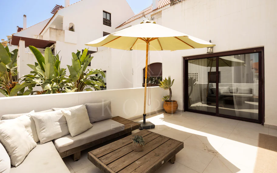Apartamento de 3 dormitorios en Nueva Andalucía, cerca de la playa con vistas al mar