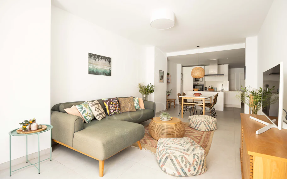 Apartamento de 3 dormitorios en Nueva Andalucía, cerca de la playa con vistas al mar