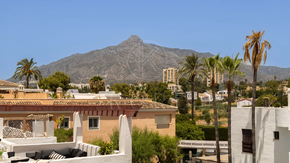 Luxury 3-bedroom apartment in Nueva Andalucía, close to the beach with sea views