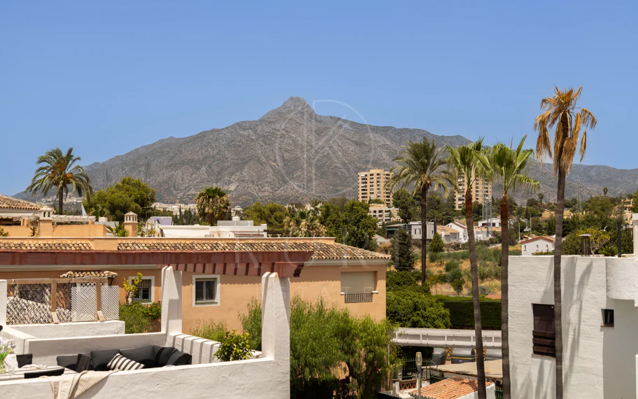 Apartamento de 3 dormitorios en Nueva Andalucía, cerca de la playa con vistas al mar