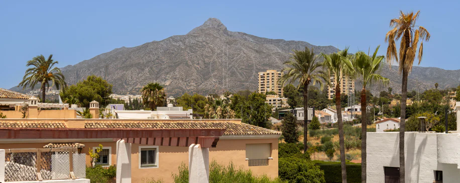 Luxury 3-bedroom apartment in Nueva Andalucía, close to the beach with sea views