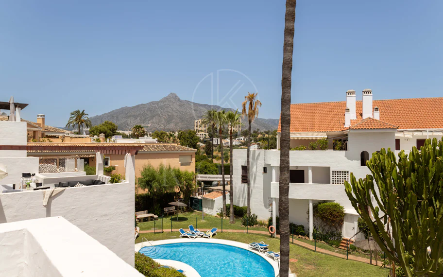 Apartamento de 3 dormitorios en Nueva Andalucía, cerca de la playa con vistas al mar
