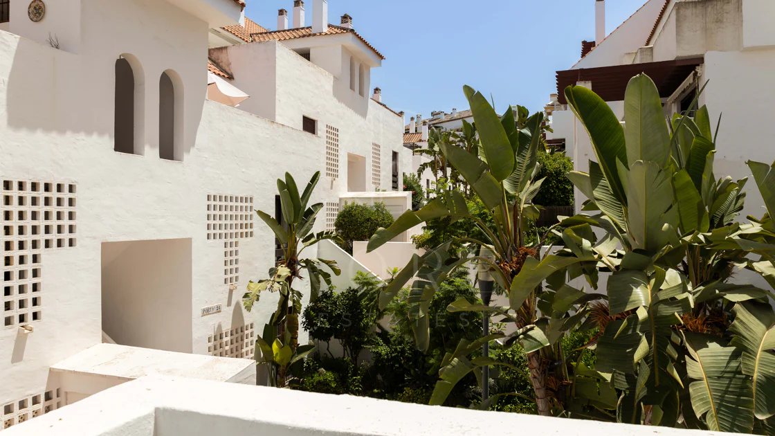 Luxury 3-bedroom apartment in Nueva Andalucía, close to the beach with sea views