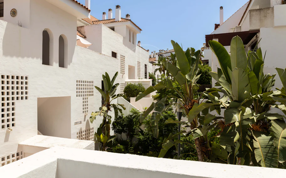 Apartamento de 3 dormitorios en Nueva Andalucía, cerca de la playa con vistas al mar