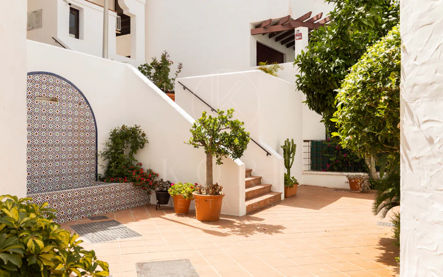 Apartamento de 3 dormitorios en Nueva Andalucía, cerca de la playa con vistas al mar