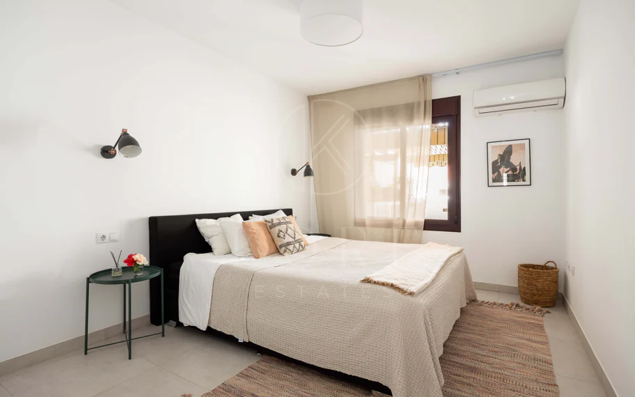 Apartamento de 3 dormitorios en Nueva Andalucía, cerca de la playa con vistas al mar