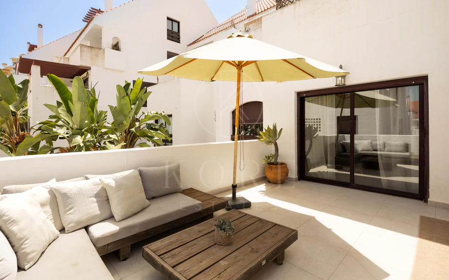 Apartamento de 3 dormitorios en Nueva Andalucía, cerca de la playa con vistas al mar