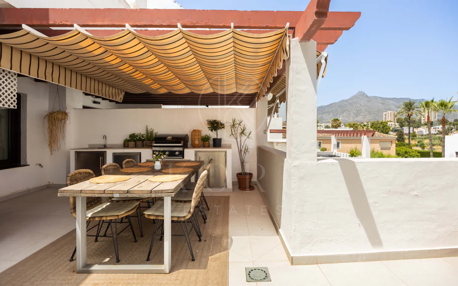 Apartamento de 3 dormitorios en Nueva Andalucía, cerca de la playa con vistas al mar