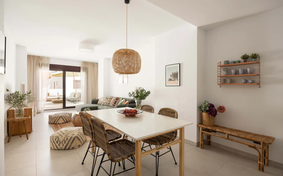 Apartamento de 3 dormitorios en Nueva Andalucía, cerca de la playa con vistas al mar