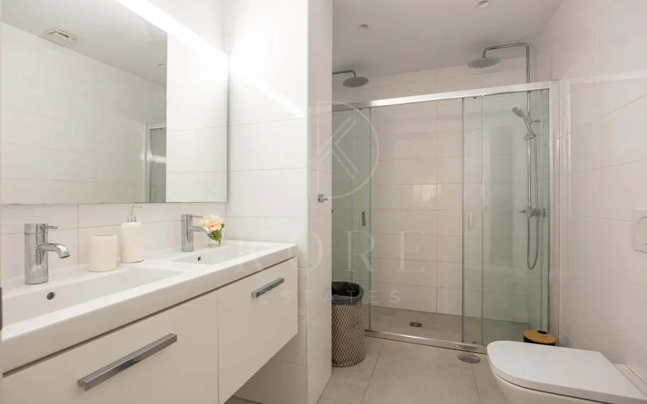 Apartamento de 3 dormitorios en Nueva Andalucía, cerca de la playa con vistas al mar