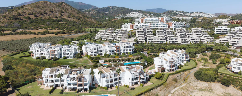 Welcome to this stunning and fully renovated penthouse with panoramic views over Higueral Golf, the mountains and the sea!
