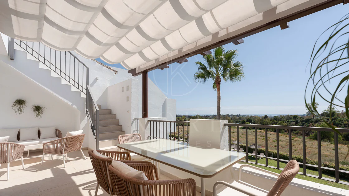 Welcome to this stunning and fully renovated penthouse with panoramic views over Higueral Golf, the mountains and the sea!