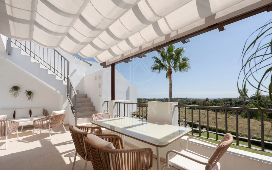 Bienvenido a este impresionante y totalmente renovado ático con vistas panorámicas sobre Higueral Golf, las montañas y el mar!
