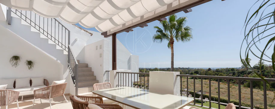 Welcome to this stunning and fully renovated penthouse with panoramic views over Higueral Golf, the mountains and the sea!