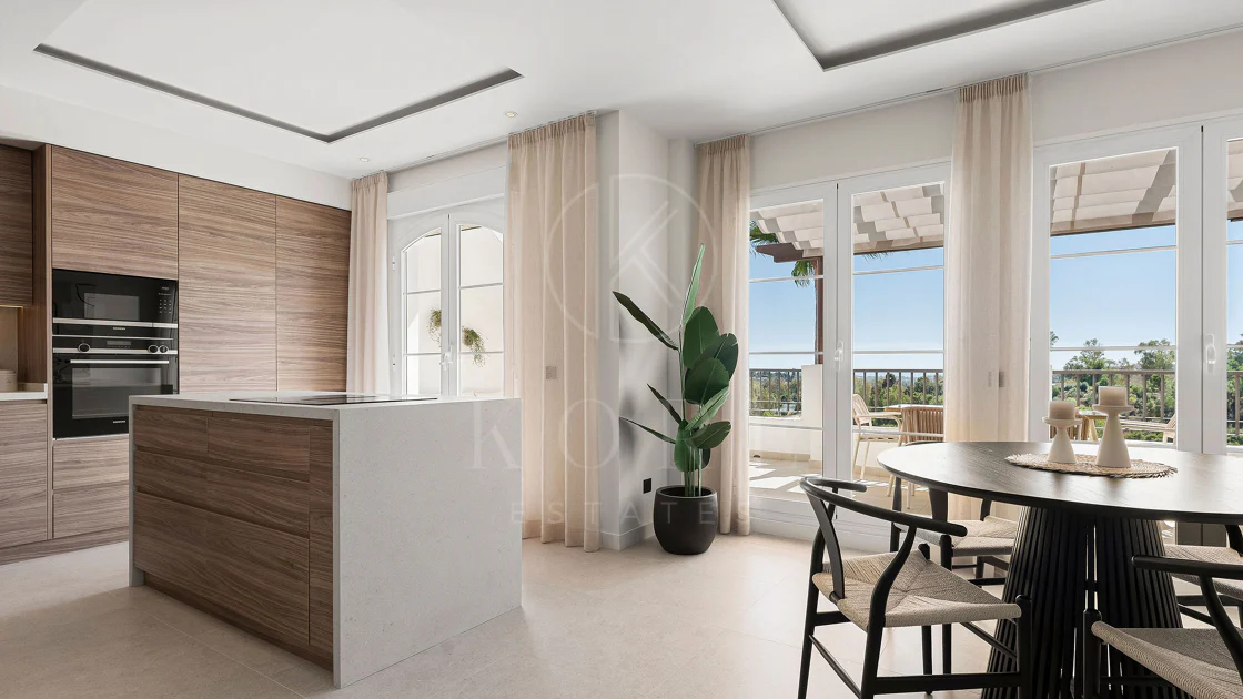 Welcome to this stunning and fully renovated penthouse with panoramic views over Higueral Golf, the mountains and the sea!