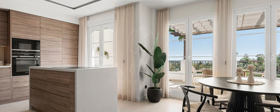 Welcome to this stunning and fully renovated penthouse with panoramic views over Higueral Golf, the mountains and the sea!