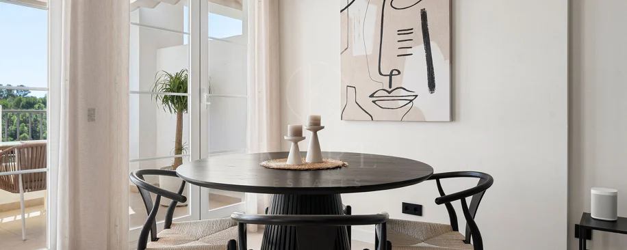 Welcome to this stunning and fully renovated penthouse with panoramic views over Higueral Golf, the mountains and the sea!
