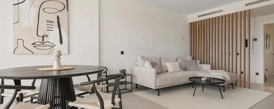 Welcome to this stunning and fully renovated penthouse with panoramic views over Higueral Golf, the mountains and the sea!