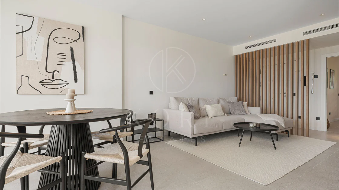 Welcome to this stunning and fully renovated penthouse with panoramic views over Higueral Golf, the mountains and the sea!
