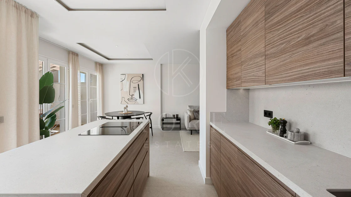 Welcome to this stunning and fully renovated penthouse with panoramic views over Higueral Golf, the mountains and the sea!
