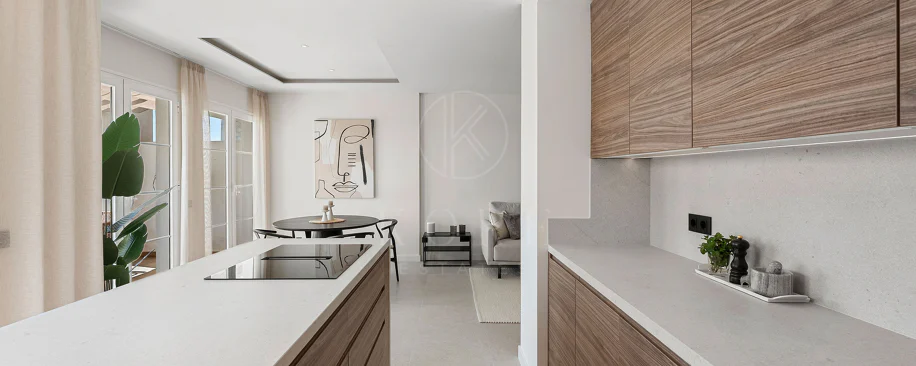 Welcome to this stunning and fully renovated penthouse with panoramic views over Higueral Golf, the mountains and the sea!