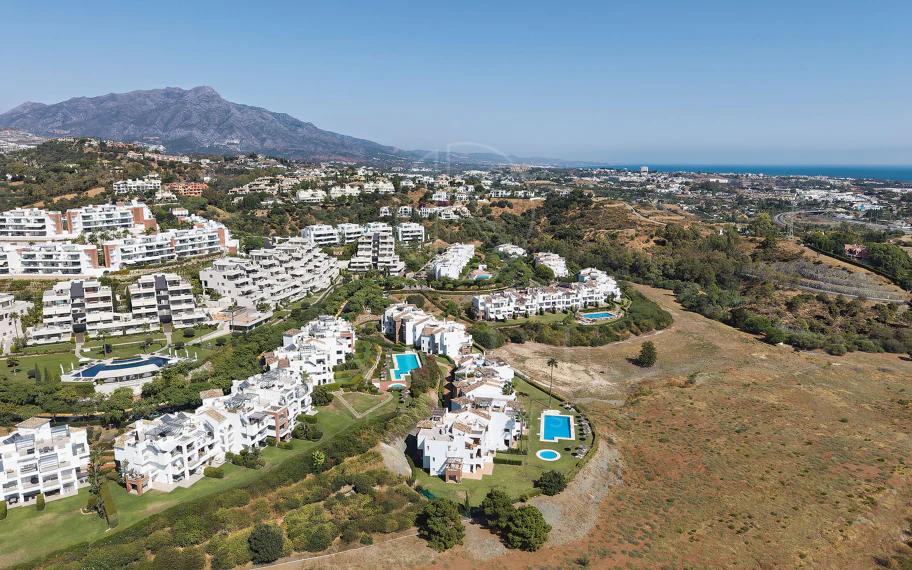 Bienvenido a este impresionante y totalmente renovado ático con vistas panorámicas sobre Higueral Golf, las montañas y el mar!