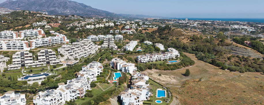 Welcome to this stunning and fully renovated penthouse with panoramic views over Higueral Golf, the mountains and the sea!