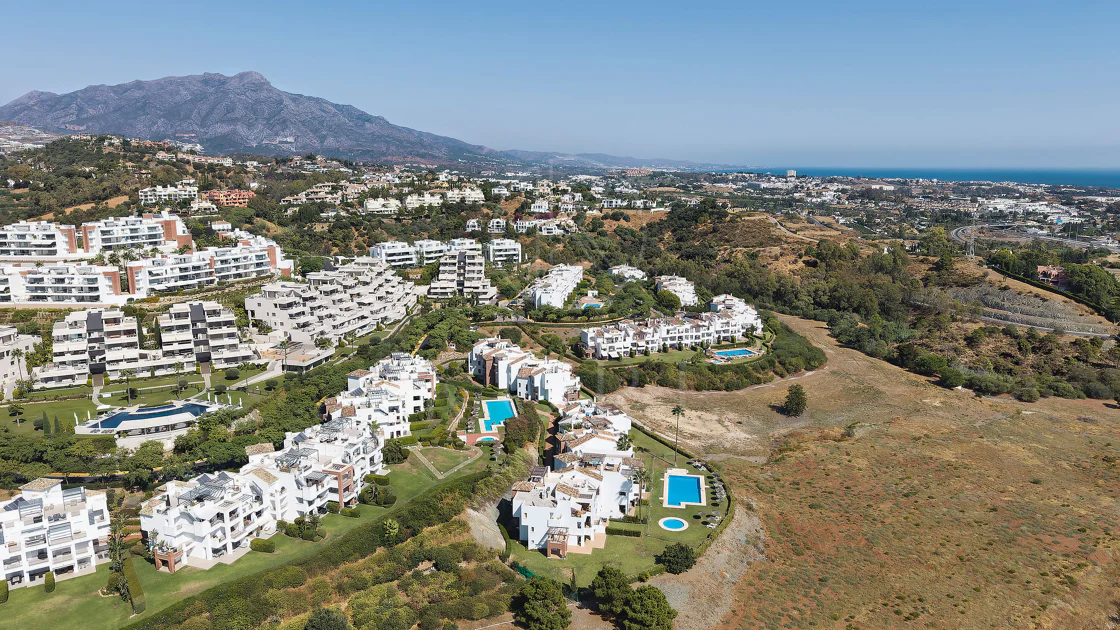 Welcome to this stunning and fully renovated penthouse with panoramic views over Higueral Golf, the mountains and the sea!