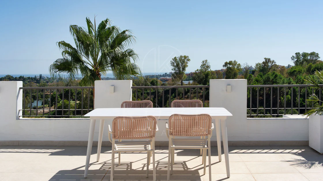 Welcome to this stunning and fully renovated penthouse with panoramic views over Higueral Golf, the mountains and the sea!