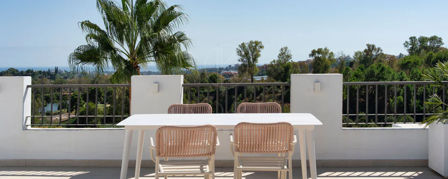Welcome to this stunning and fully renovated penthouse with panoramic views over Higueral Golf, the mountains and the sea!
