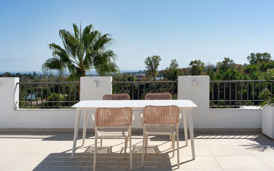 Bienvenido a este impresionante y totalmente renovado ático con vistas panorámicas sobre Higueral Golf, las montañas y el mar!