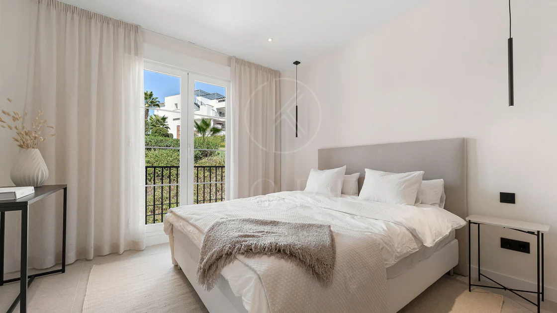 Welcome to this stunning and fully renovated penthouse with panoramic views over Higueral Golf, the mountains and the sea!