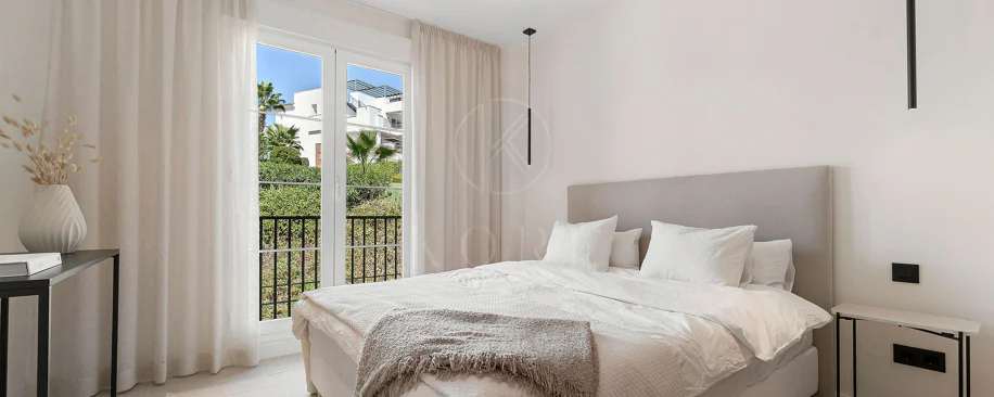 Welcome to this stunning and fully renovated penthouse with panoramic views over Higueral Golf, the mountains and the sea!