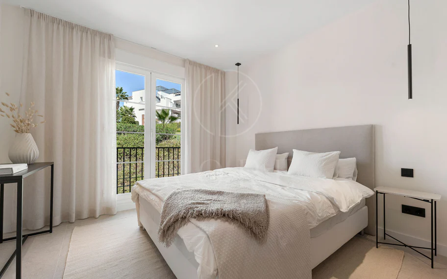 Bienvenido a este impresionante y totalmente renovado ático con vistas panorámicas sobre Higueral Golf, las montañas y el mar!