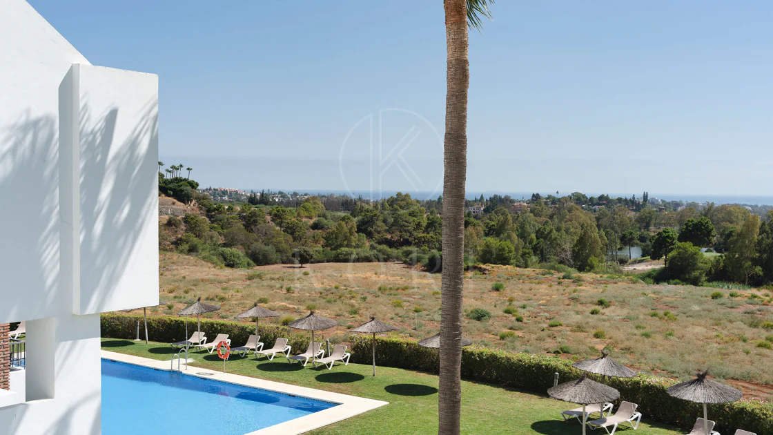 Welcome to this stunning and fully renovated penthouse with panoramic views over Higueral Golf, the mountains and the sea!