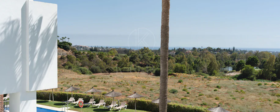 Welcome to this stunning and fully renovated penthouse with panoramic views over Higueral Golf, the mountains and the sea!