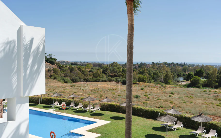 Bienvenido a este impresionante y totalmente renovado ático con vistas panorámicas sobre Higueral Golf, las montañas y el mar!