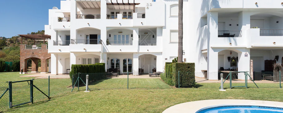 Welcome to this stunning and fully renovated penthouse with panoramic views over Higueral Golf, the mountains and the sea!