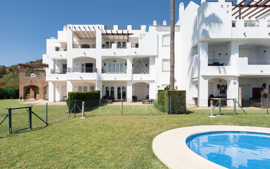 Bienvenido a este impresionante y totalmente renovado ático con vistas panorámicas sobre Higueral Golf, las montañas y el mar!