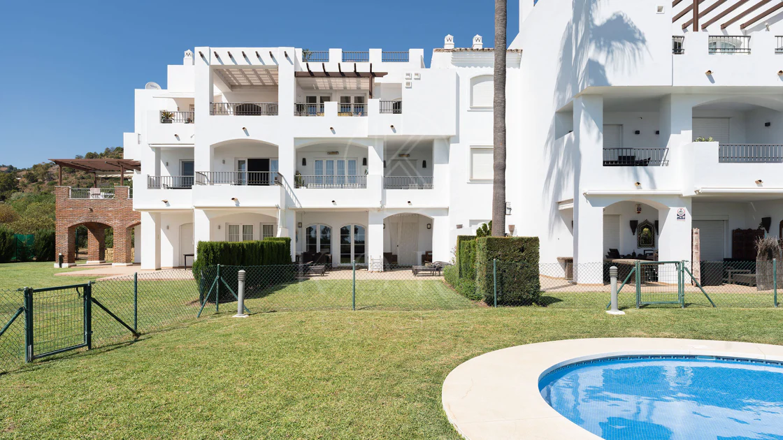 Welcome to this stunning and fully renovated penthouse with panoramic views over Higueral Golf, the mountains and the sea!