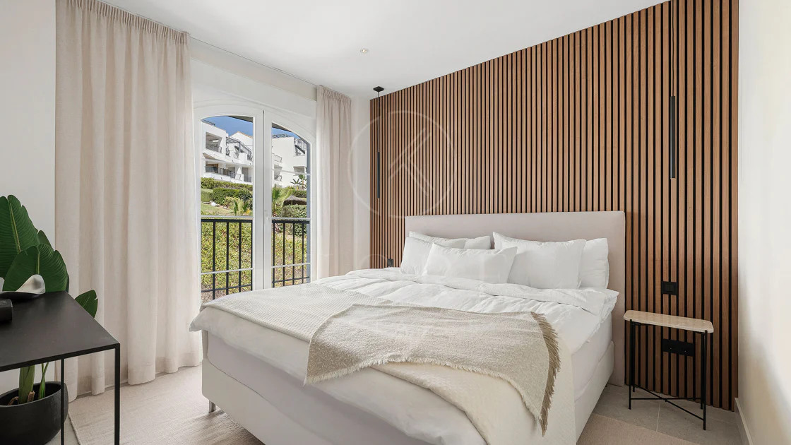 Welcome to this stunning and fully renovated penthouse with panoramic views over Higueral Golf, the mountains and the sea!